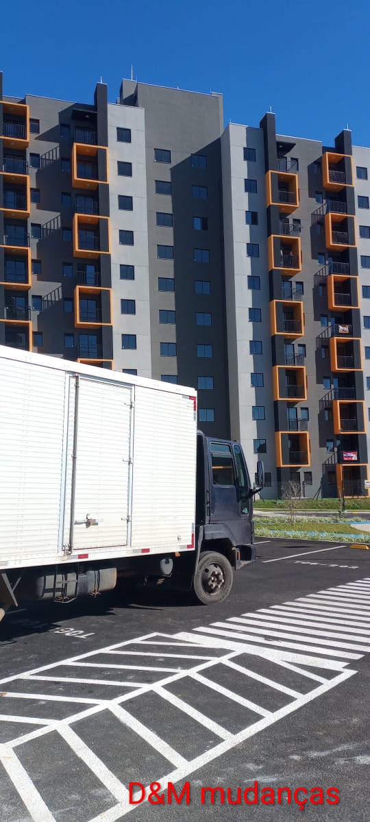 Caminhão da D&M Mudanças em condomínio residencial